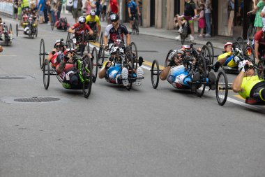Bir Şehir Pistinde Özel Bisikletleriyle Bir grup Sporcu.