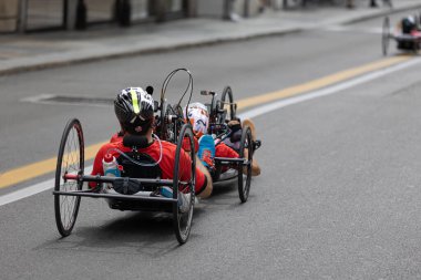 Birkaç sporcu, özel bisikletleriyle şehir pistinde antrenman yapıyor..