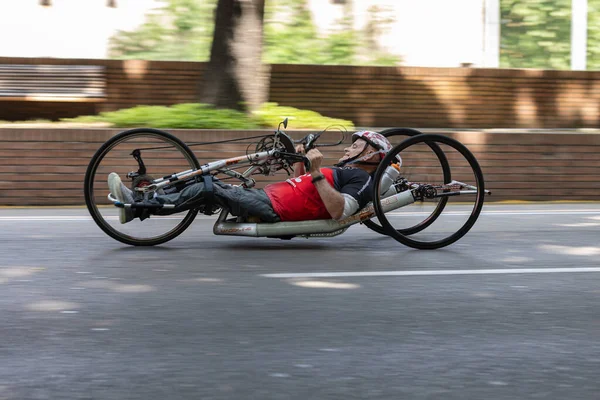 Спортсмен Своим Специальным Велосипедом Городской Трассе Время Гонки — стоковое фото