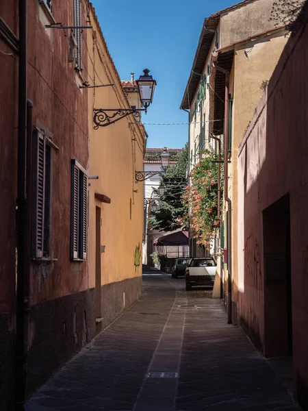 Calle Estrecha Con Paredes Antiguas Antiguo Poste Lámpara Pisa Toscana —  Fotos de Stock