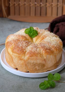 Roti gajah ya da fil kulağı ekmeği, kulak fili şeklinde beyaz süt ekmeğidir. Seçici odak.