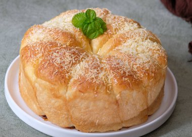 Roti gajah ya da fil kulağı ekmeği, kulak fili şeklinde beyaz süt ekmeğidir. Seçici odak.