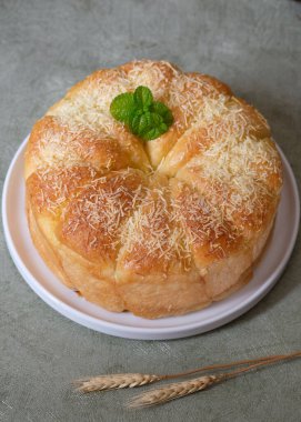 Roti gajah ya da fil kulağı ekmeği, kulak fili şeklinde beyaz süt ekmeğidir. Seçici odak.