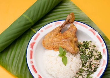 Trancam, Java salatası mezesi. Central Java, Endonezya 'dan geleneksel yiyecekler. Buharda pilav ve kızarmış tavukla servis edilir. Çiğ sebzelerden ve rendelenmiş taze hindistan cevizinden yapılmış. Seçici odak.