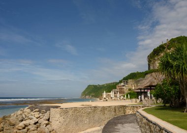 Boş bir plaj, salgının etkisi. 