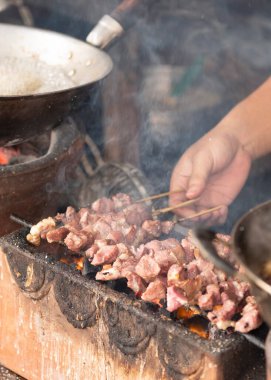 Izgara yapma ve Klatak geleneksel Yogyakarta yemeği hazırlama süreci, bir kuzu satay. Seçici Odaklanma Popüler Mutfak Yemekleri