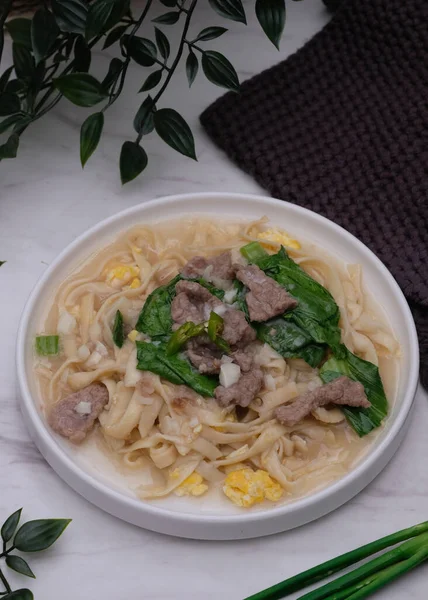 Kwetiaw siram, Çin dilinde yumurta sosu ve dilimlerle servis edilen çok lezzetli ve sulu bir Çin yemeği.. 