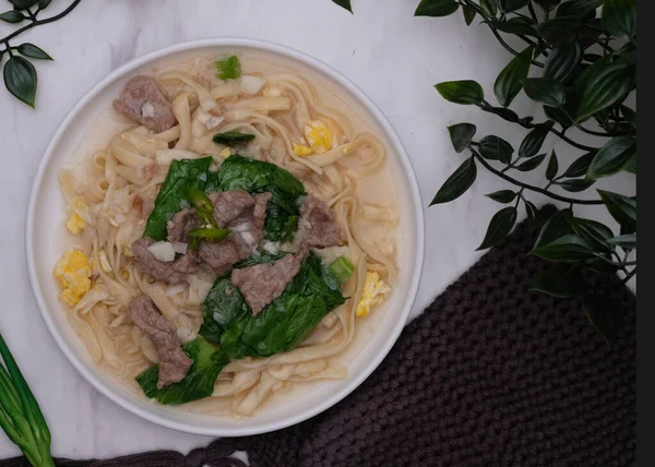 Kwetiaw siram, Çin dilinde yumurta sosu ve dilimlerle servis edilen çok lezzetli ve sulu bir Çin yemeği.. 