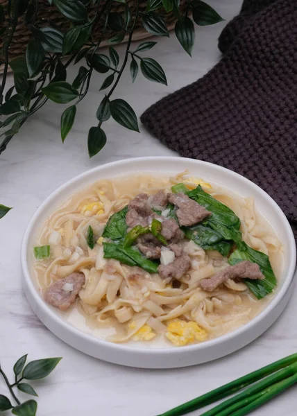 Kwetiaw siram, Çin dilinde yumurta sosu ve dilimlerle servis edilen çok lezzetli ve sulu bir Çin yemeği.. 