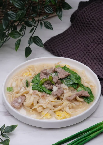 Kwetiaw siram, Çin dilinde yumurta sosu ve dilimlerle servis edilen çok lezzetli ve sulu bir Çin yemeği.. 