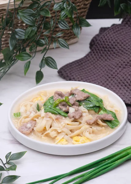 Kwetiaw siram, Çin dilinde yumurta sosu ve dilimlerle servis edilen çok lezzetli ve sulu bir Çin yemeği.. 