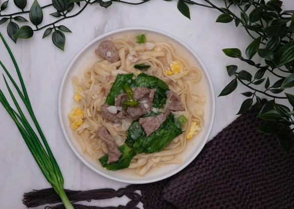 Kwetiaw siram, Çin dilinde yumurta sosu ve dilimlerle servis edilen çok lezzetli ve sulu bir Çin yemeği.. 