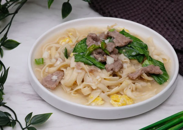 Kwetiaw siram, Çin dilinde yumurta sosu ve dilimlerle servis edilen çok lezzetli ve sulu bir Çin yemeği.. 