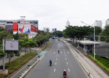 Jakarta 'nın Sudirman Caddesi' nin boş sokağı. Sabah yaya köprüsünden kaçırılmış. Jakarta 'da nadir bir durum