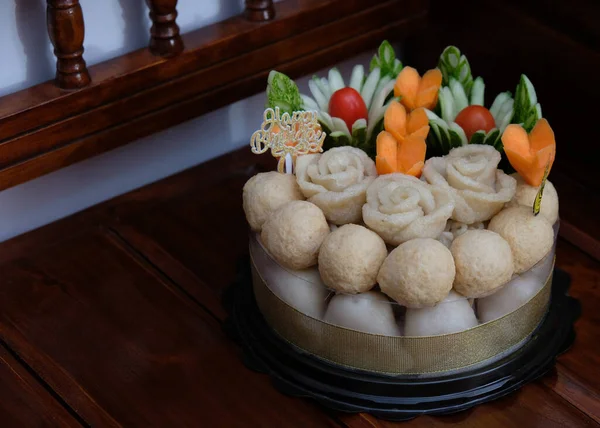 Pempek Palembang 印度尼西亚南苏门答腊地区的名菜 像生日蛋糕一样装饰 选择性焦点 — 图库照片