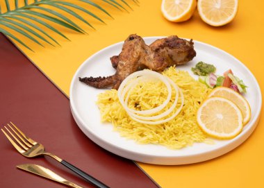 Briyani Rice 'lı Hint Tavuğu Tandoori. Ünlü bir geleneksel Hint yemeği. Seçici Odaklanma. Düz Yat. Boşluğu Kopyala