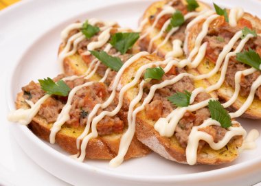 Restoranda tabağında ton balığı olan üç bruschetta 'nın yakın plan fotoğrafı. Düz Yat