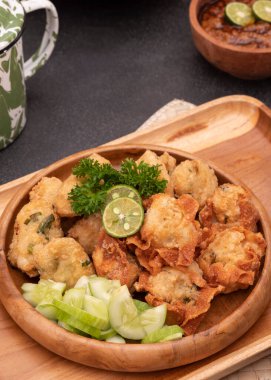 Batagor adlı bir tabakta geleneksel Endonezya yemekleri. Seçici Odaklanma