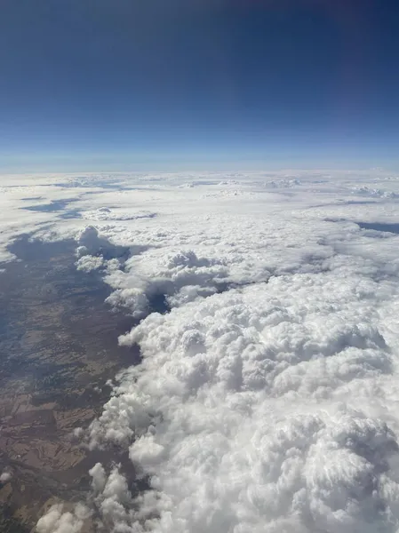 Wolken Boven Grond Wolken Grond Vanuit Het Vliegtuigraam — Stockfoto
