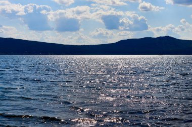 Güneşli bir günde göl manzarası