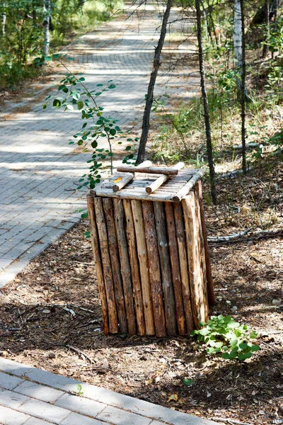 用树枝做的垃圾桶 沿着人行道 用铺路石做的天然公园 — 图库照片