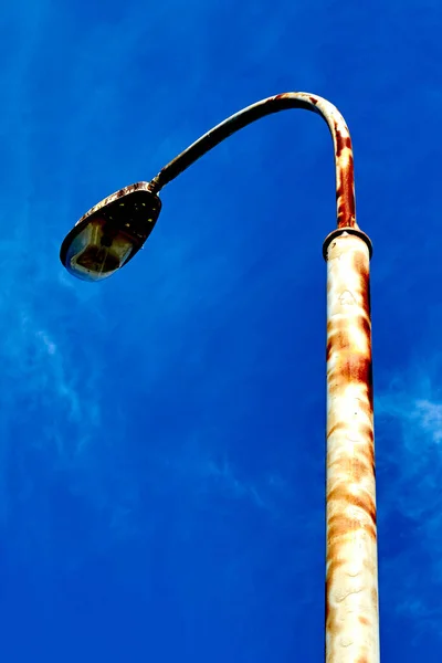 Roestige Moderne Lantaarnpaal Met Een Kapotte Lamp Tegen Blauwe Lucht — Stockfoto