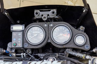 Hız göstergesi, takometre ve motosiklet seçici odak çubuğu. 