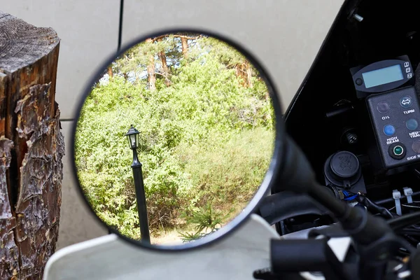 Reflectie Van Bomen Achteruitkijkspiegel Van Een Motorfiets — Stockfoto