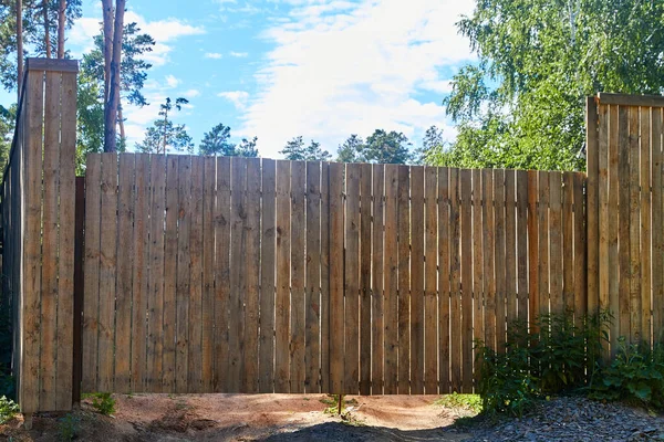 Gates and fence of a rural house made of planks — Stock Photo, Image