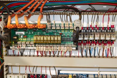 CNC lazer kesme makinesinin elektrik kontrol kabini devre kartları ve röleleri ile