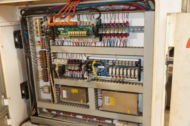 CNC lazer kesme makinesinin elektrik kontrol kabini devre kartları ve röleleri ile