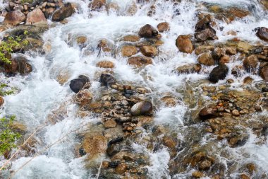 Kayaların üzerinden akan bir dağ nehri. Bulanık hareket arkaplan fotoğrafı