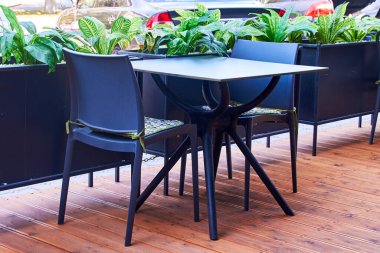 boş bir kafeterya masası ve çiçekli bir çiçek tarhı