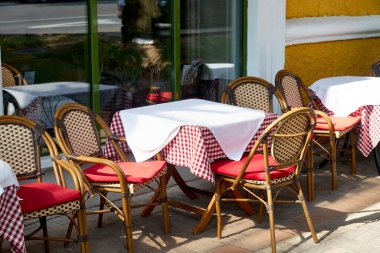 boş bir kafeterya masası ve çiçekli bir çiçek tarhı