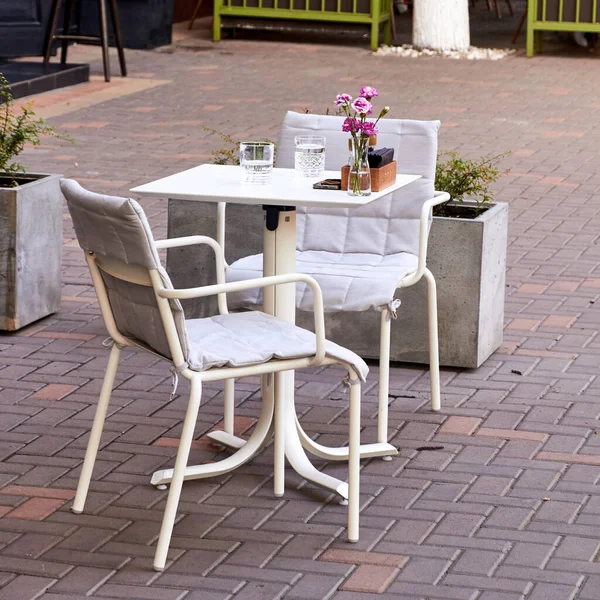 Empty Table Outdoor Cafe Flowerbed Flowers — Stock Photo, Image