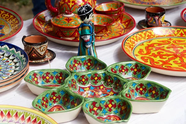 Pratos de cerâmica tradicionais dos povos da Ásia Central — Fotografia de Stock