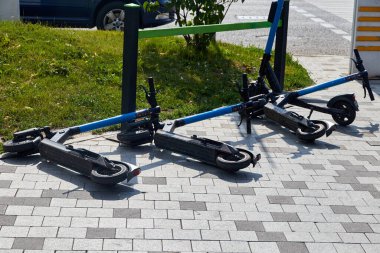 Kaldırımda kiralık elektrikli scooterlar.