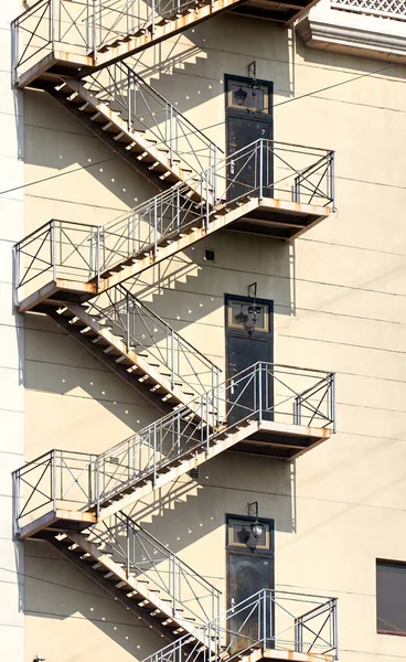 Пожарная Лестница Конца Многоэтажного Офисного Здания — стоковое фото