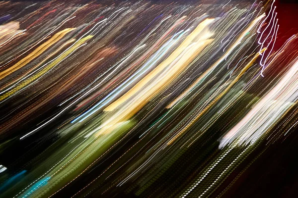 夜间从移动的灯光中提取模糊的彩色光谱线 — 图库照片