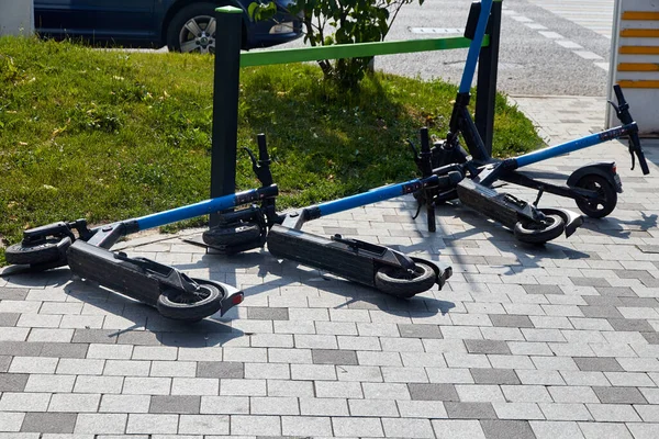 Electric scooters for rent on the sidewalk — Stock Photo, Image