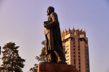 Almaty, Kazakistan - 20 Haziran 2021: Kazak yazar Abai ve otel Kazakistan 'ın mavi gökyüzüne karşı anıtı