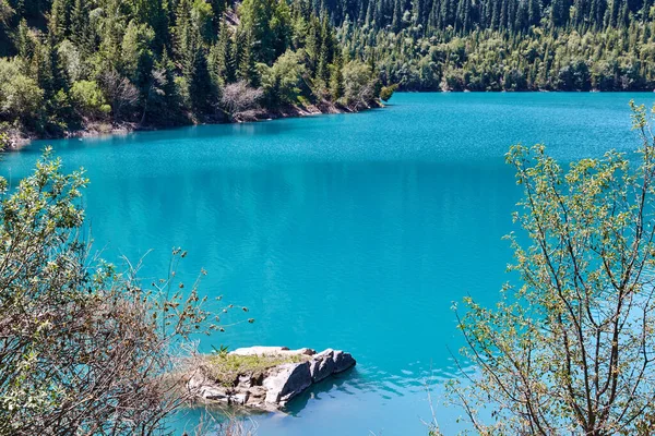 Malerischen Blick Auf Den Bergsee Und Die Hänge Der Berge — Stockfoto