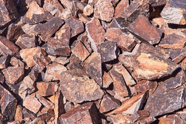 Uçurumdan düşen kayalar ve kayalar. Doğal taş arkaplan