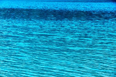 Deniz suyunun soyut arkaplanı. Küçük dalgalarla gölün yüzeyi
