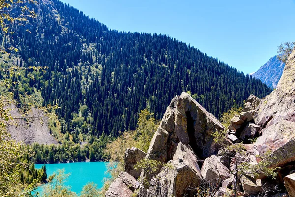 Malerischen Blick Auf Den Bergsee Klippen Und Den Hang Der — Stockfoto