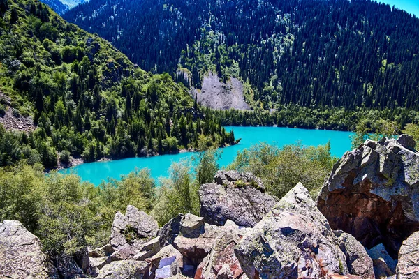 Malerischen Blick Auf Den Bergsee Und Die Hänge Der Berge — Stockfoto