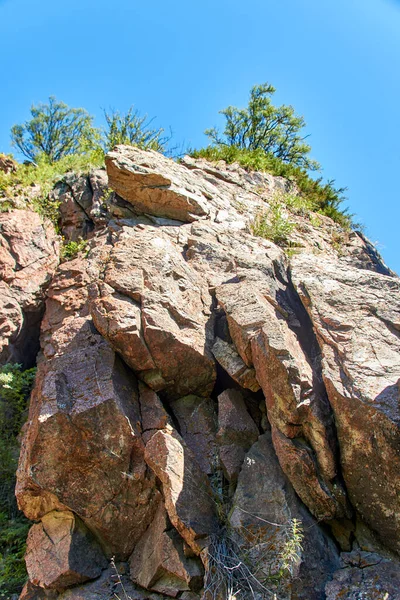 Rocky Cliff Cracks Trees Top Blue Sky — Stock Photo, Image