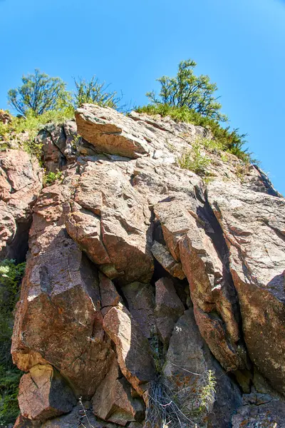 Rocky Cliff Cracks Trees Top Blue Sky — Stock Photo, Image