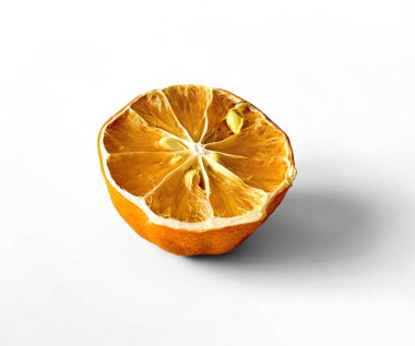 Beyaz arka planda kurutulmuş limonun yarısı. yiyecek izole