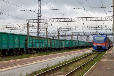 Tren istasyonundaki yük treni. Shchuchinsk, Kazakistan - 26 Temmuz 2021